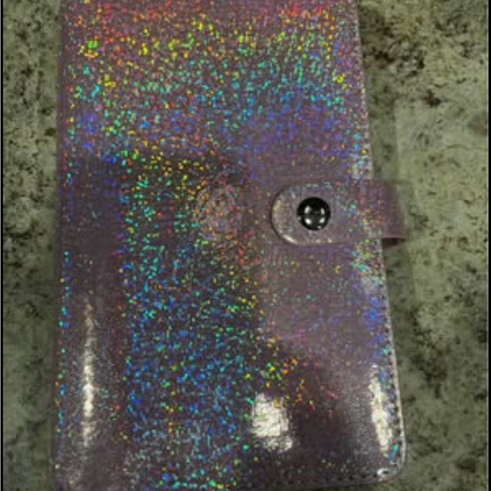 Holographic Wallet with Snap Closure